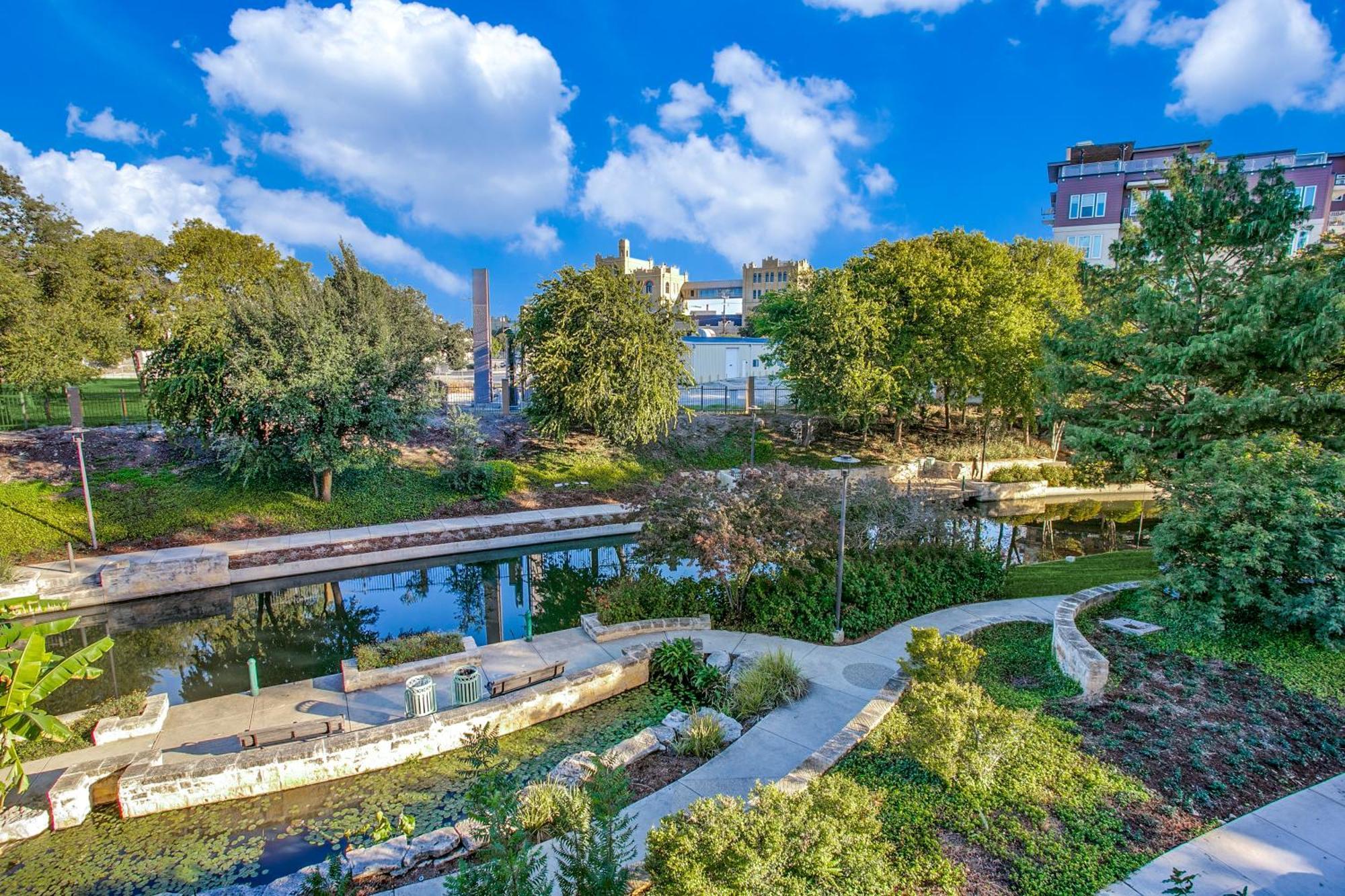 Lush Downtown Condo On Riverwalk W King Ste, Free Parking, Pet Friendly, Centrally Located On Riverwalk San Antonio Buitenkant foto