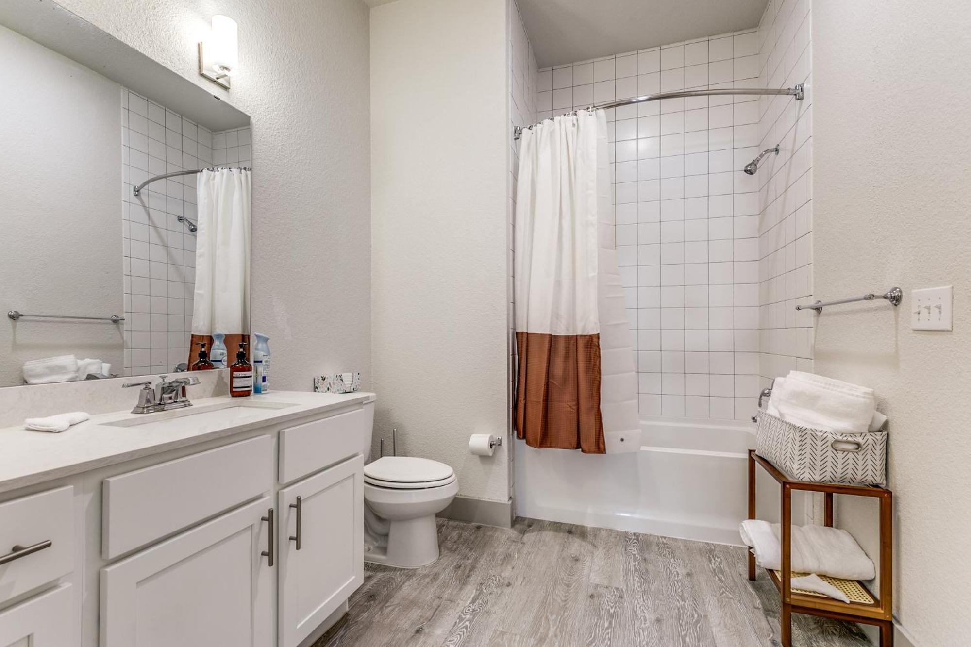 Lush Downtown Condo On Riverwalk W King Ste, Free Parking, Pet Friendly, Centrally Located On Riverwalk San Antonio Buitenkant foto
