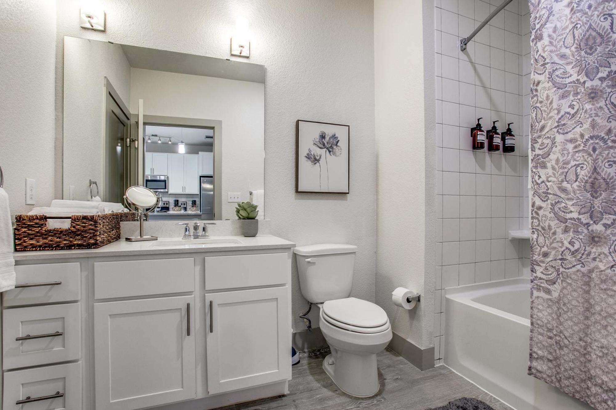 Lush Downtown Condo On Riverwalk W King Ste, Free Parking, Pet Friendly, Centrally Located On Riverwalk San Antonio Buitenkant foto